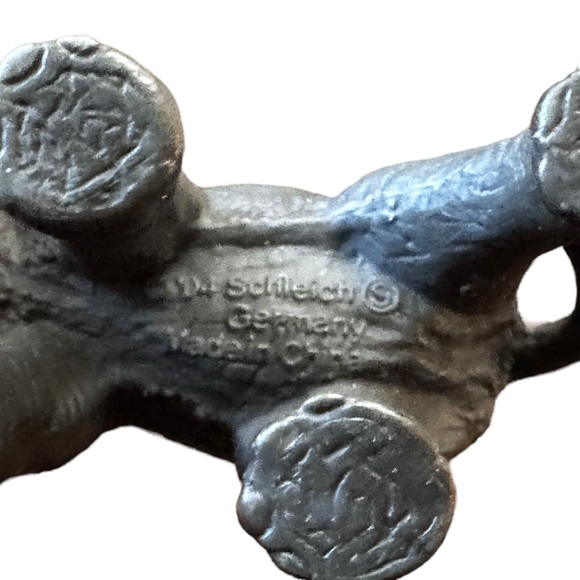 SCHLEICH & SAFARI - BUNDLE OF 37 ANIMALS INCLUDE HORSES, ELEPHANTS, CATS, & DOGS - Picture 8 of 16